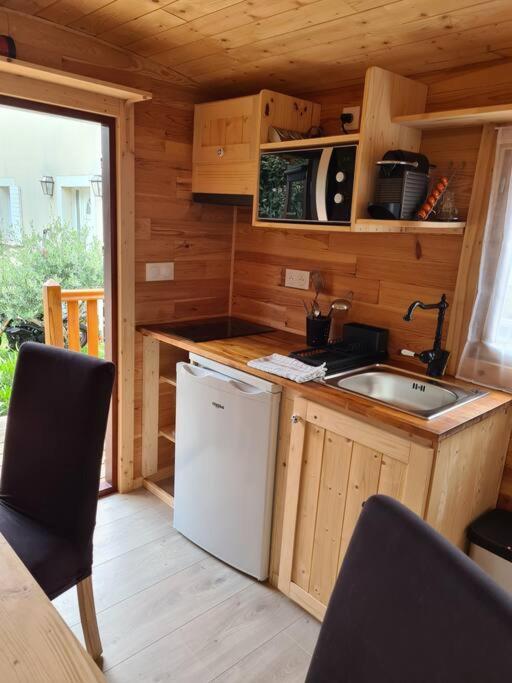 Tiny House Roulotte Villa Cuges-les-Pins Exteriör bild